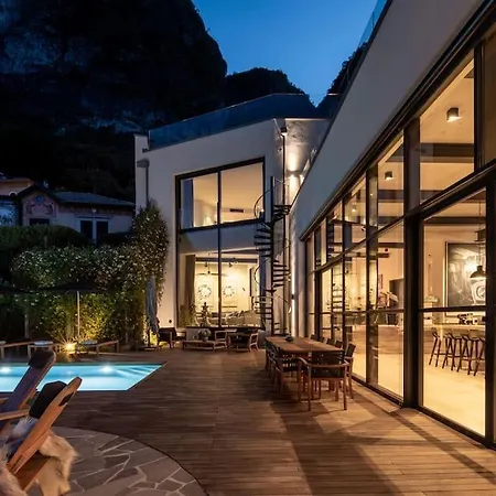 Breakwater Griante Villa *